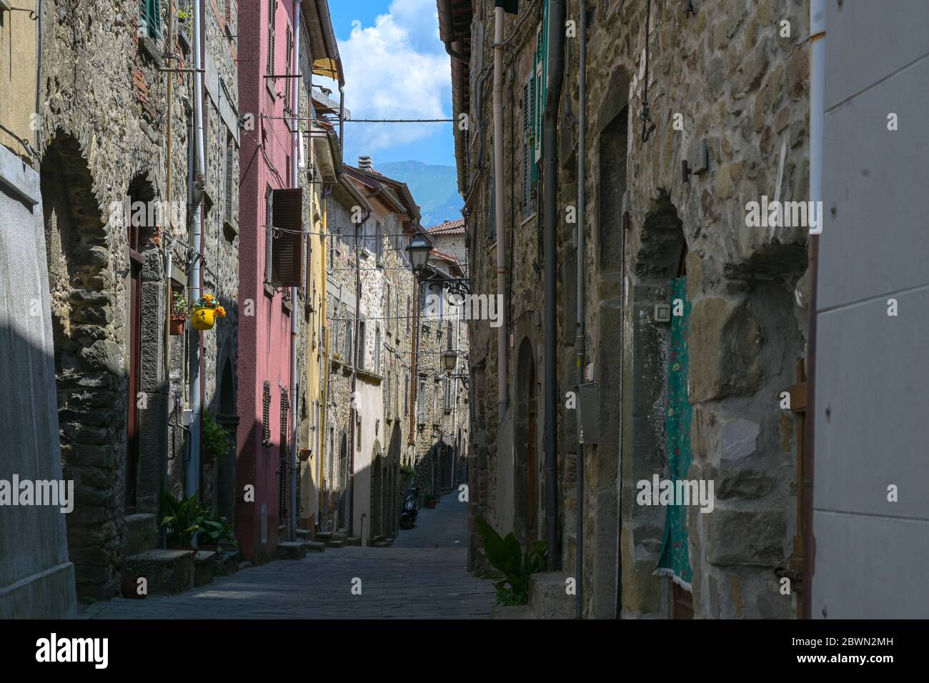 Leere Straßen wegen der Coronavirus Krise in Italien, Virgoletta, ein schönes altes Bergdorf mit dem Schloss Malaspina und der Kirche der Stockfoto