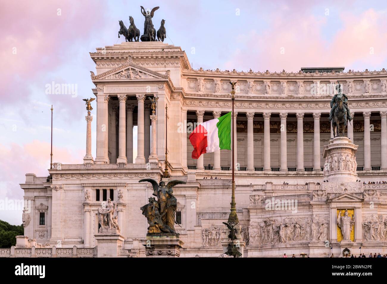 Italienische Flagge fliegen in Altare della Patria - EIN Blick auf den Sonnenuntergang über der italienischen Nationalflagge fliegen vor der Altare della Patria. Rom, Italien. Stockfoto