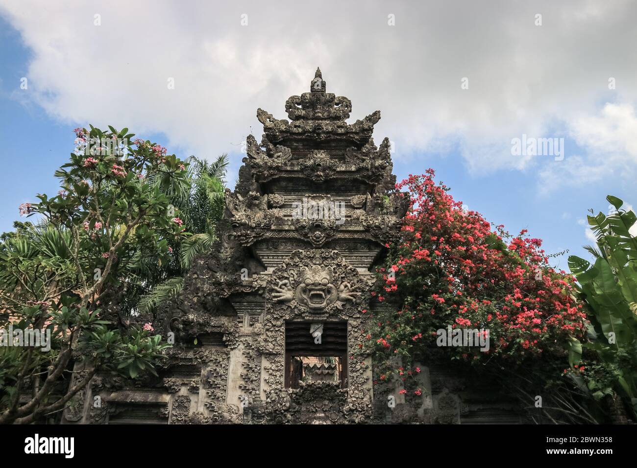 Fragment des traditionellen Eingangstors im balinesischen Haus des Ubud Dorfes in Bali, Indonesien Stockfoto