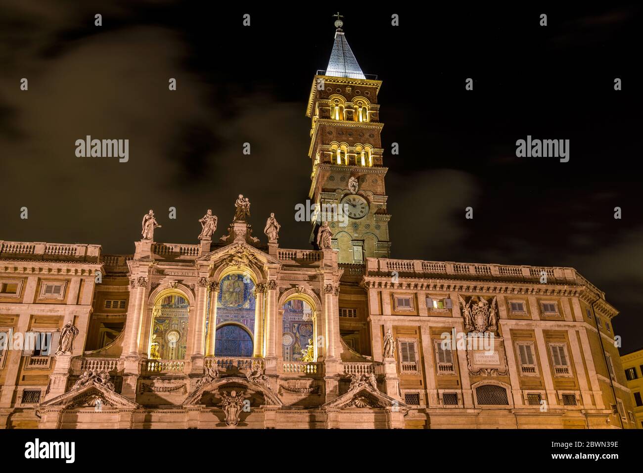 Santa Maria Maggiore bei Nacht - EIN Blick aus dem tiefen Winkel auf den Glockenturm und die obere façade der päpstlichen Basilika Santa Maria Maggiore. Rom, Italien Stockfoto