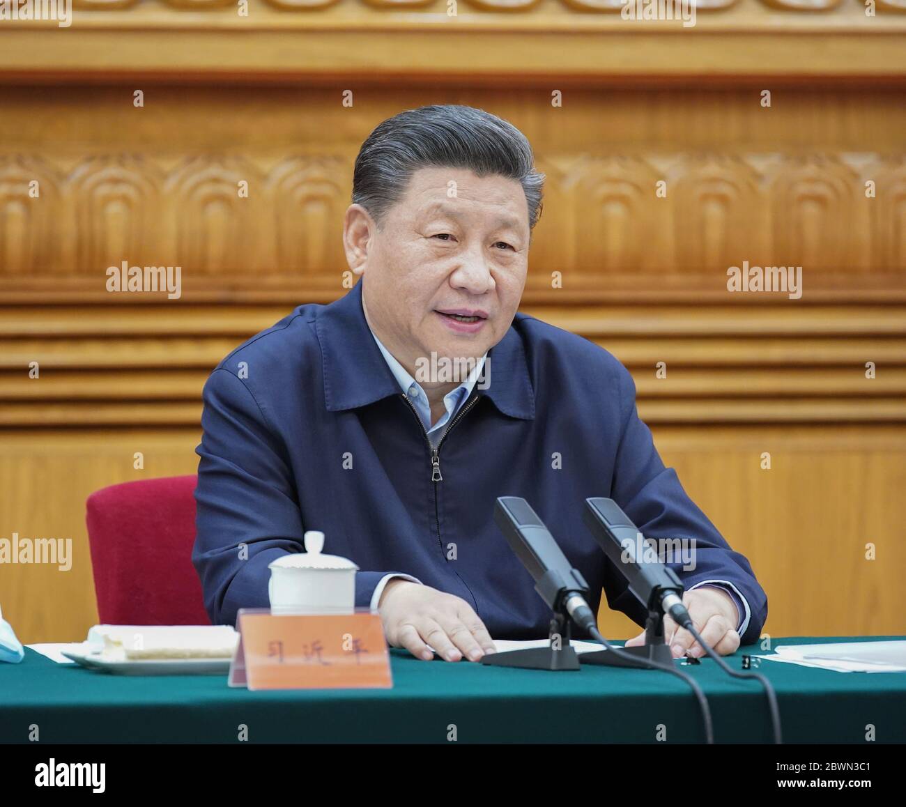 Peking, China. Juni 2020. Der chinesische Präsident Xi Jinping, auch Generalsekretär des Zentralkomitees der Kommunistischen Partei Chinas und Vorsitzender der Zentralen Militärkommission, führt ein Symposium, an dem Experten und Wissenschaftler in Peking, der Hauptstadt Chinas, am 2. Juni 2020 teilnahmen. Kredit: Yao Dawei/Xinhua/Alamy Live News Stockfoto