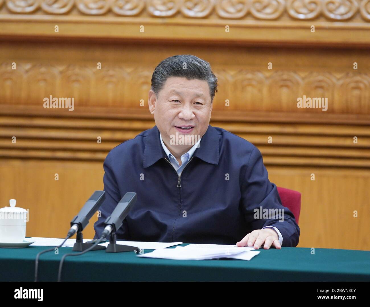 Peking, China. Juni 2020. Der chinesische Präsident Xi Jinping, auch Generalsekretär des Zentralkomitees der Kommunistischen Partei Chinas und Vorsitzender der Zentralen Militärkommission, führt ein Symposium, an dem Experten und Wissenschaftler in Peking, der Hauptstadt Chinas, am 2. Juni 2020 teilnahmen. Kredit: Li Xueren/Xinhua/Alamy Live News Stockfoto
