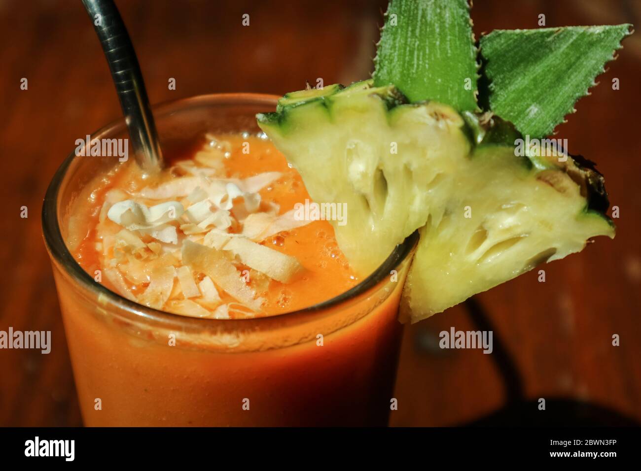 Papaya Smoothie in Glas auf dem Tisch in tropischem Café Stockfoto