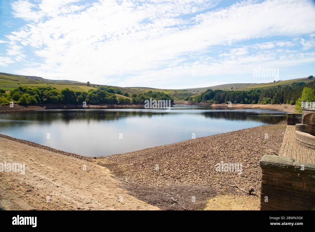 Sommeransicht des Digley Reservoirs, das von Yorkshire Water im West Yorkshire Rand des Peak District National Park mit atemberaubender Landschaft gepflegt wird Stockfoto