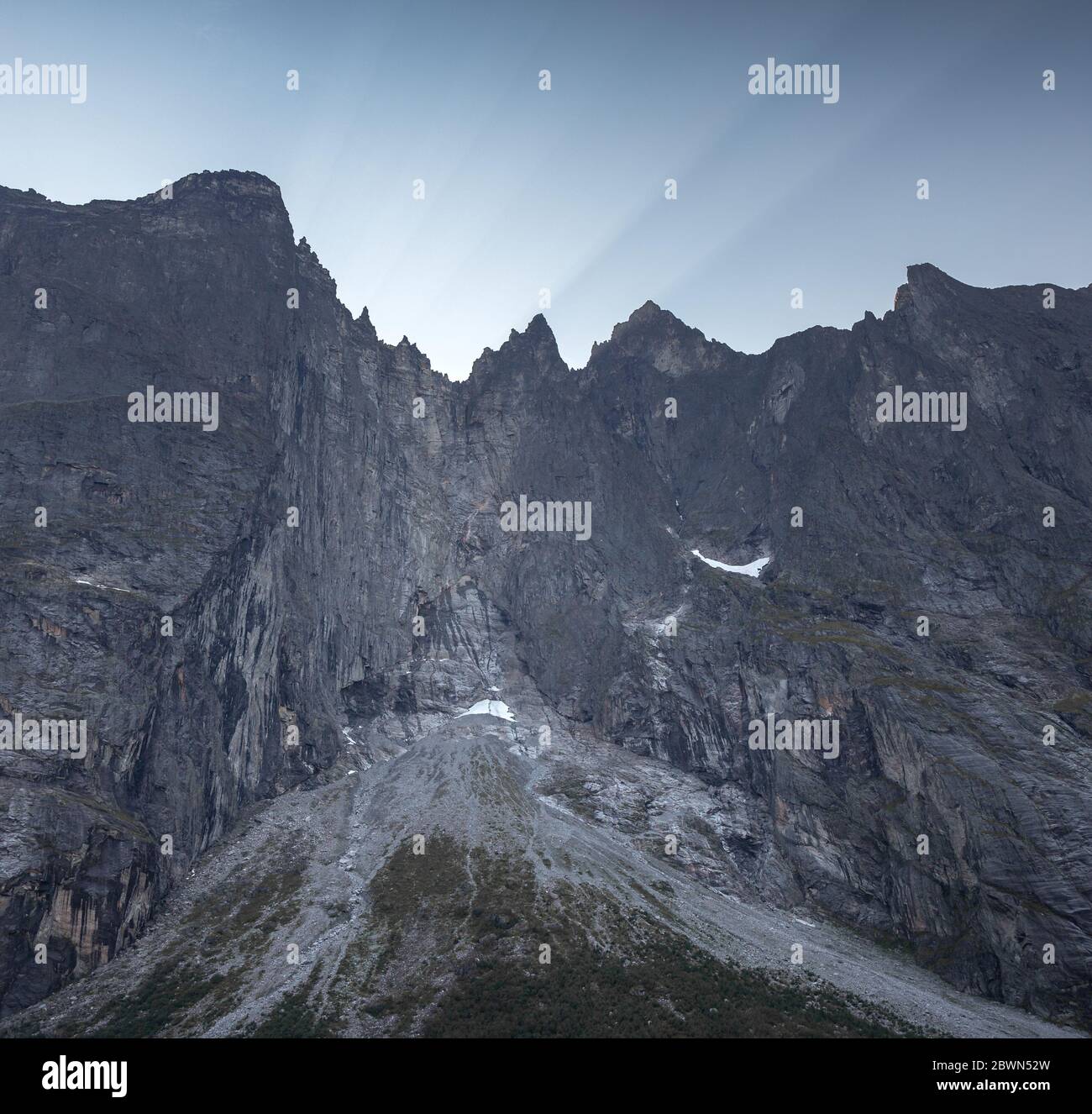 Sommerausflug zur Trollveggen-Bergmauer in den Romsdal-Bergen. Berühmter Touristenort. Stockfoto