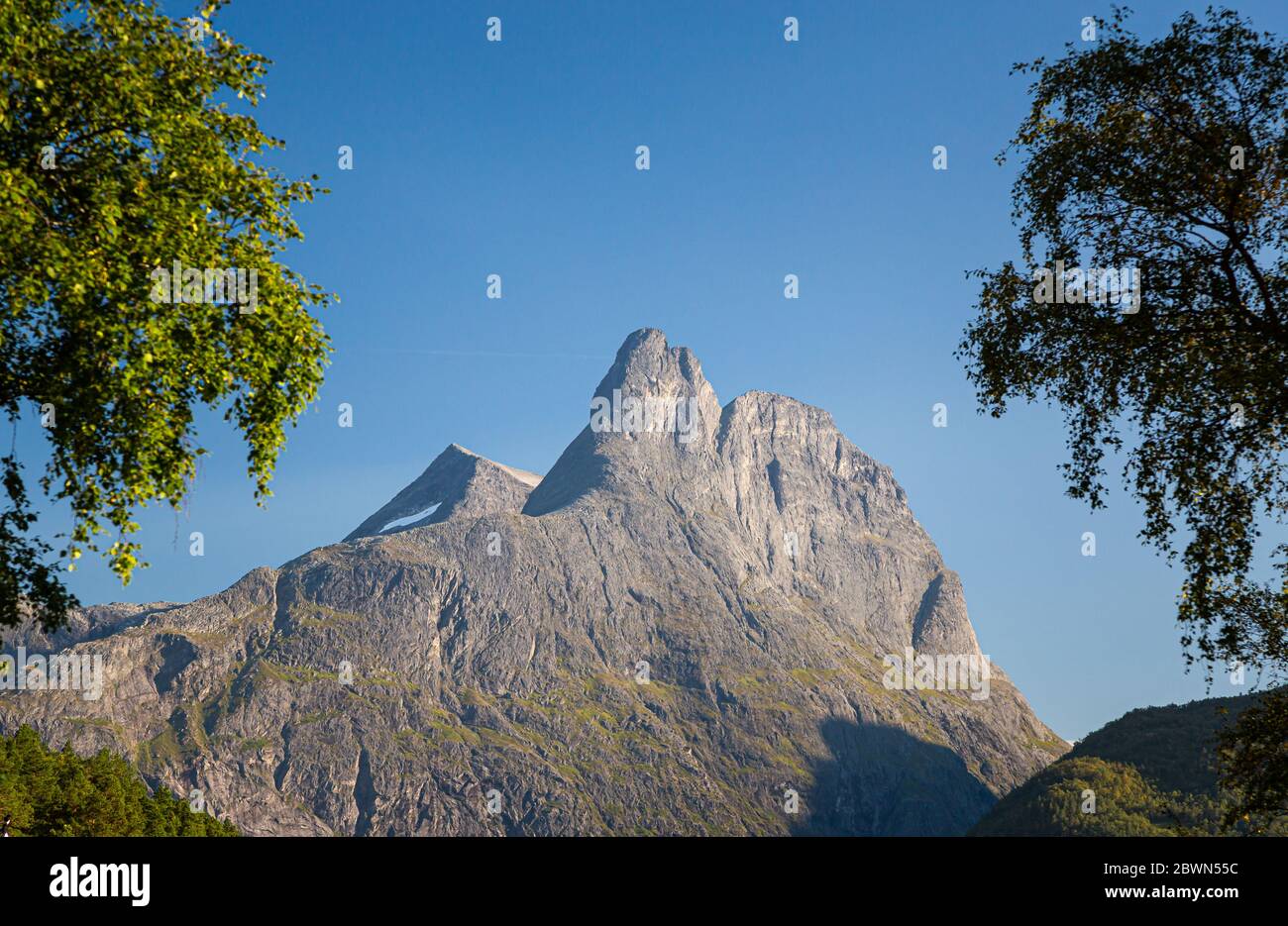 Romsdalshornet Berg, blauer Himmel, Sommerzeit. Mittelnorwegen. Stockfoto