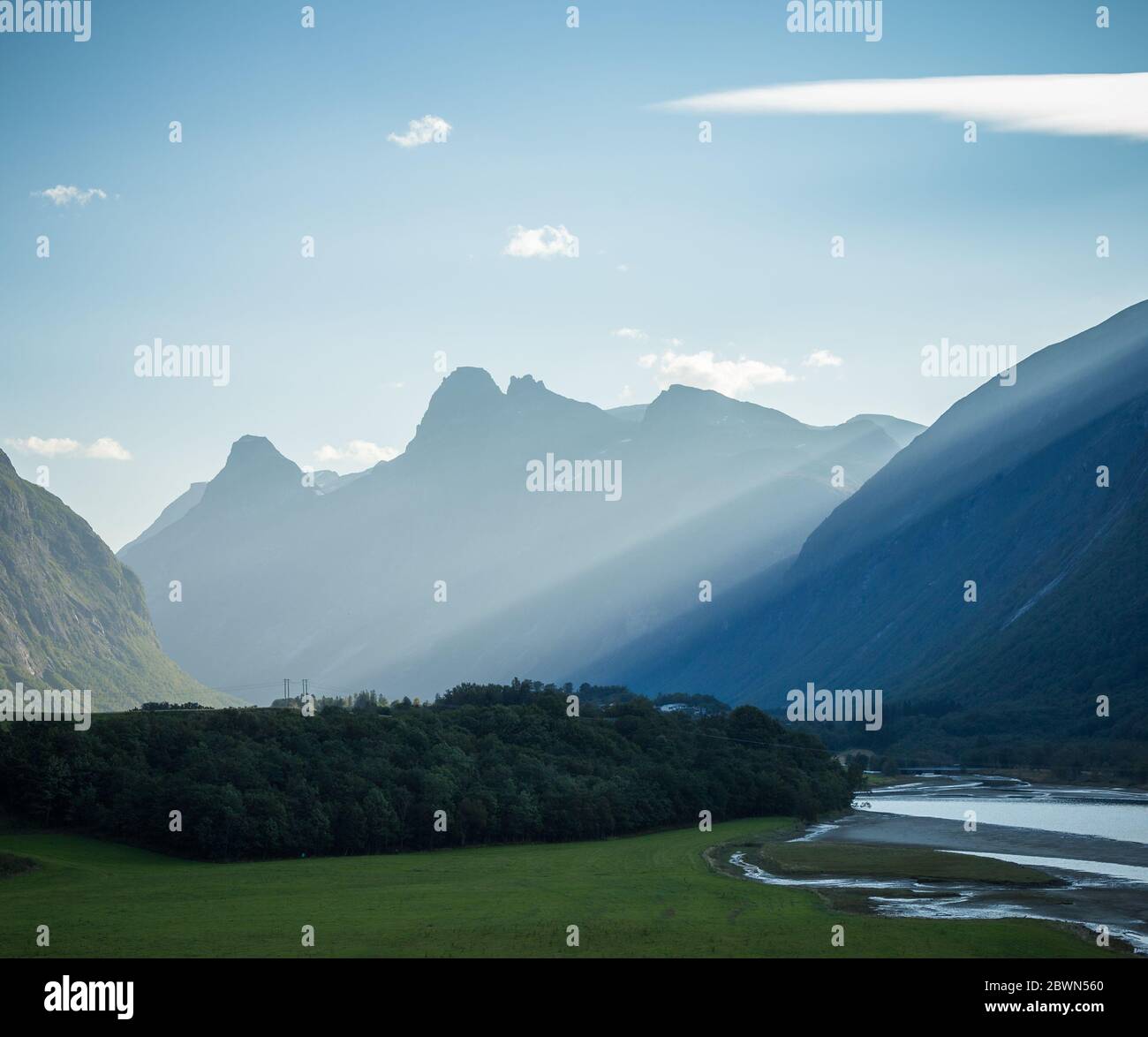 Stimmungsvolle Beleuchtung über dem Romsdalen Tal. Spätsommer abends. Stockfoto