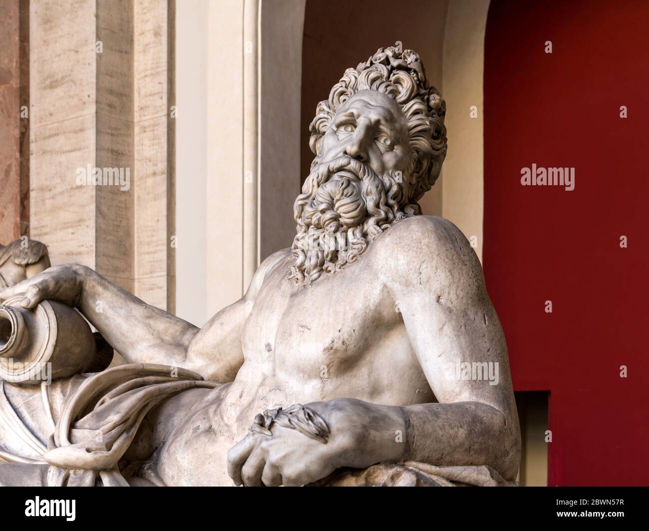 Römische Statue des Arno-Flussgottes - Nahaufnahme der antiken Statue des Arno-Flussgottes in den Vatikanischen Museen. Vatikanstadt, Rom, Italien. Stockfoto