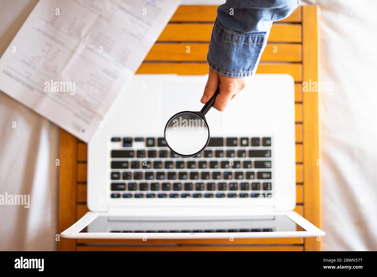 Person, die einen Job mit dem Computer und seinem Lebenslauf sucht. Suchen Sie nach einem Job online. Stockfoto