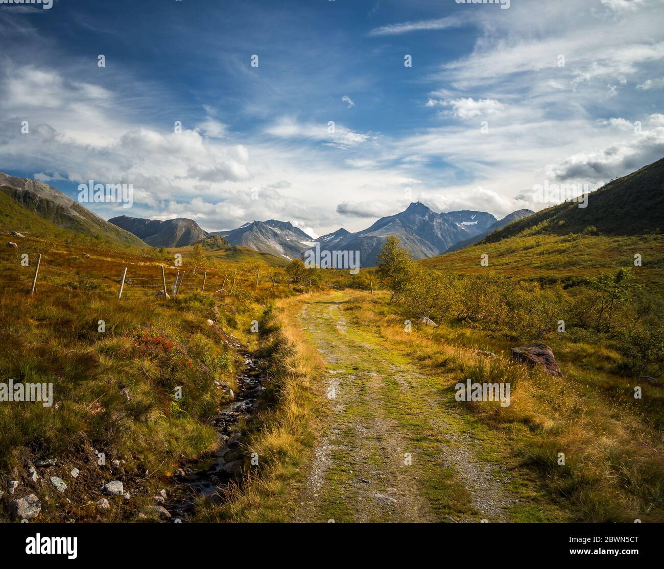 Schöne Spätsommerstimmung und Farben in den Bergen, Isfjorden und Kavliheian Tal. Stockfoto