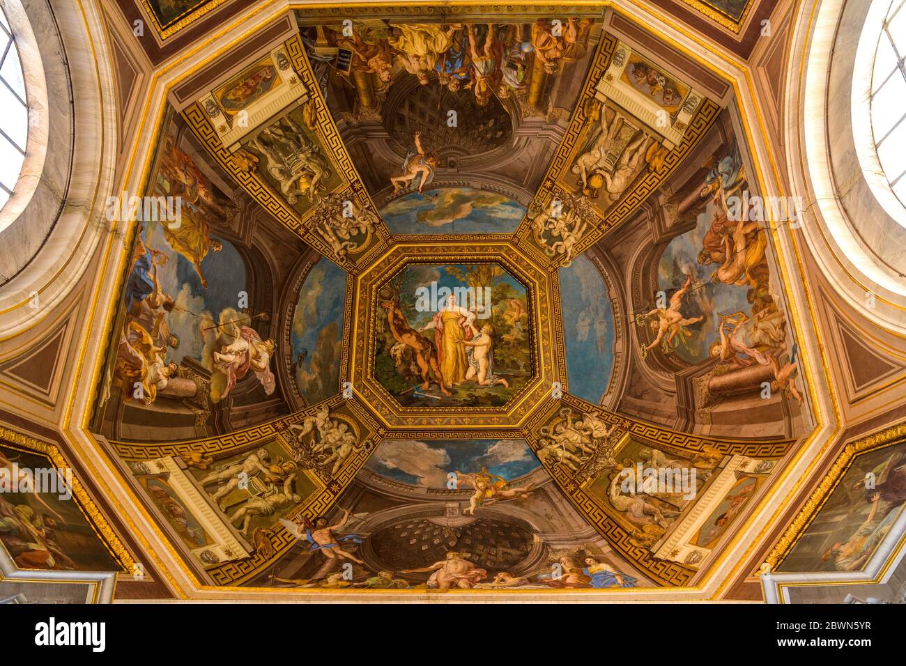Bemalte Decke - Detail der Fresken von Tommaso Conca an der Gewölbedecke des Musensaals im Museum der Vatikanischen Museen von Pio Clementino. Stockfoto