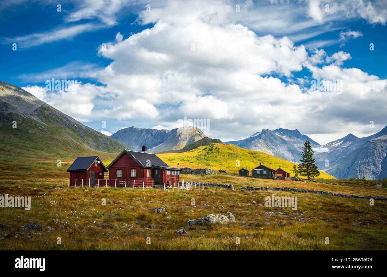 Schöne Spätsommerstimmung und Farben in den Bergen, Isfjorden und Kavliheian Tal. Holzhütten im Tal. Stockfoto