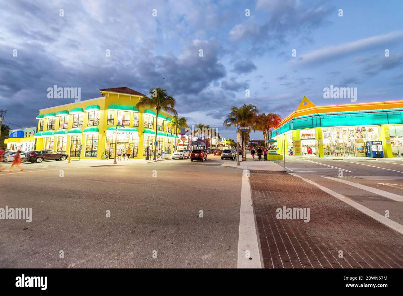 FORT MYERS, FLORIDA - FEBRUAR 2016: Touristen genießen die Stadtpromenade bei Nacht. Stockfoto