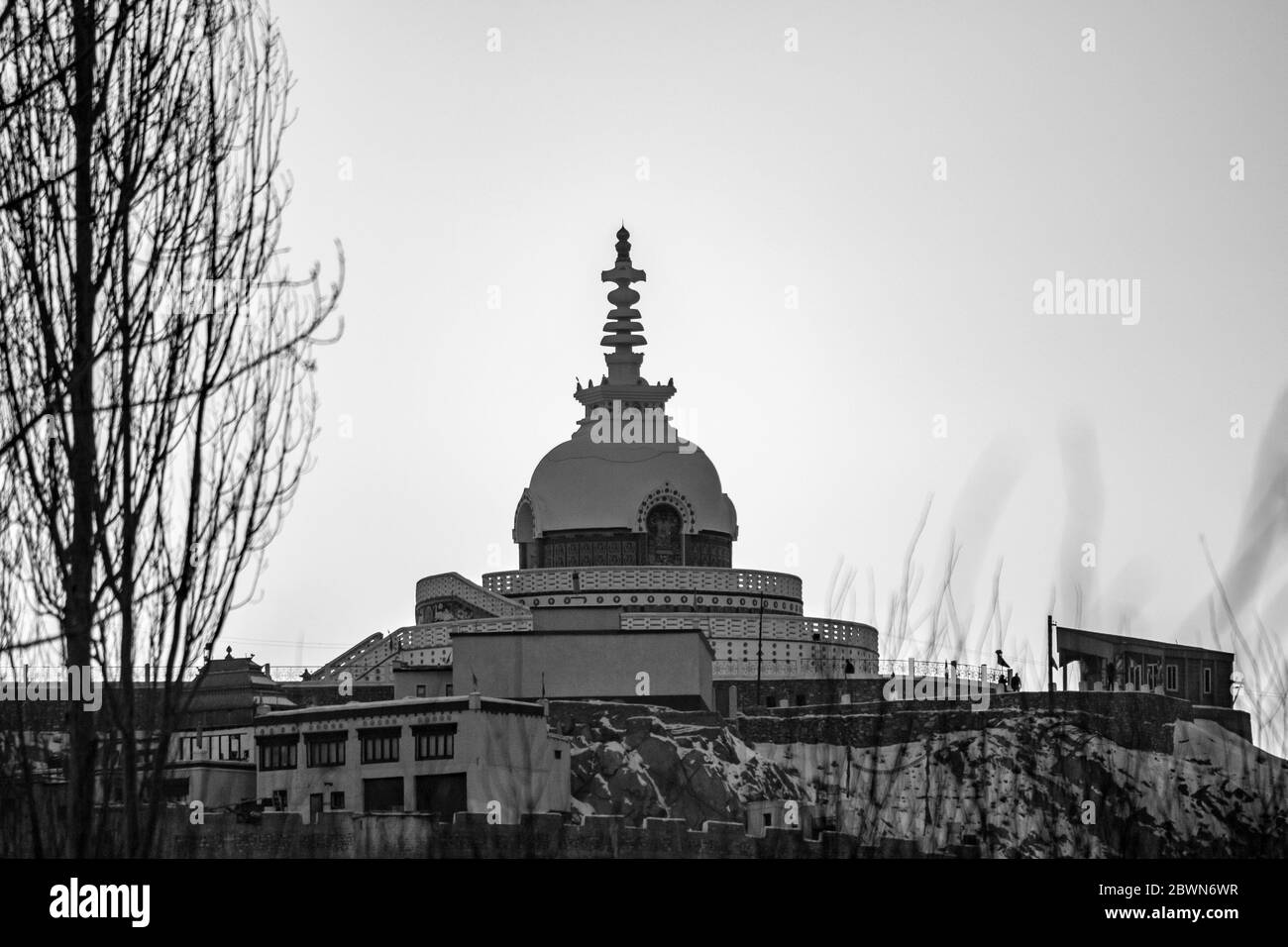 Shanti Stupa ist eine der alten und ältesten Stupas in Leh Stadt, Ladakh, Jammu & Kaschmir, Indien, Asien. Shanti Stupa ist der schweigendste Ort. Stockfoto