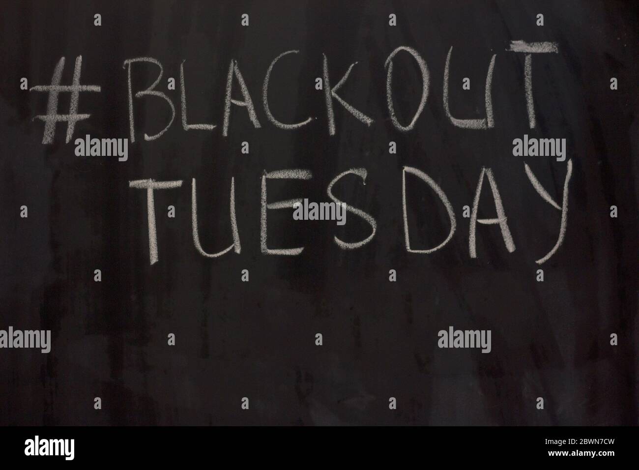 Hashtag Blackout Dienstag auf der Tafel Hintergrund Stockfoto