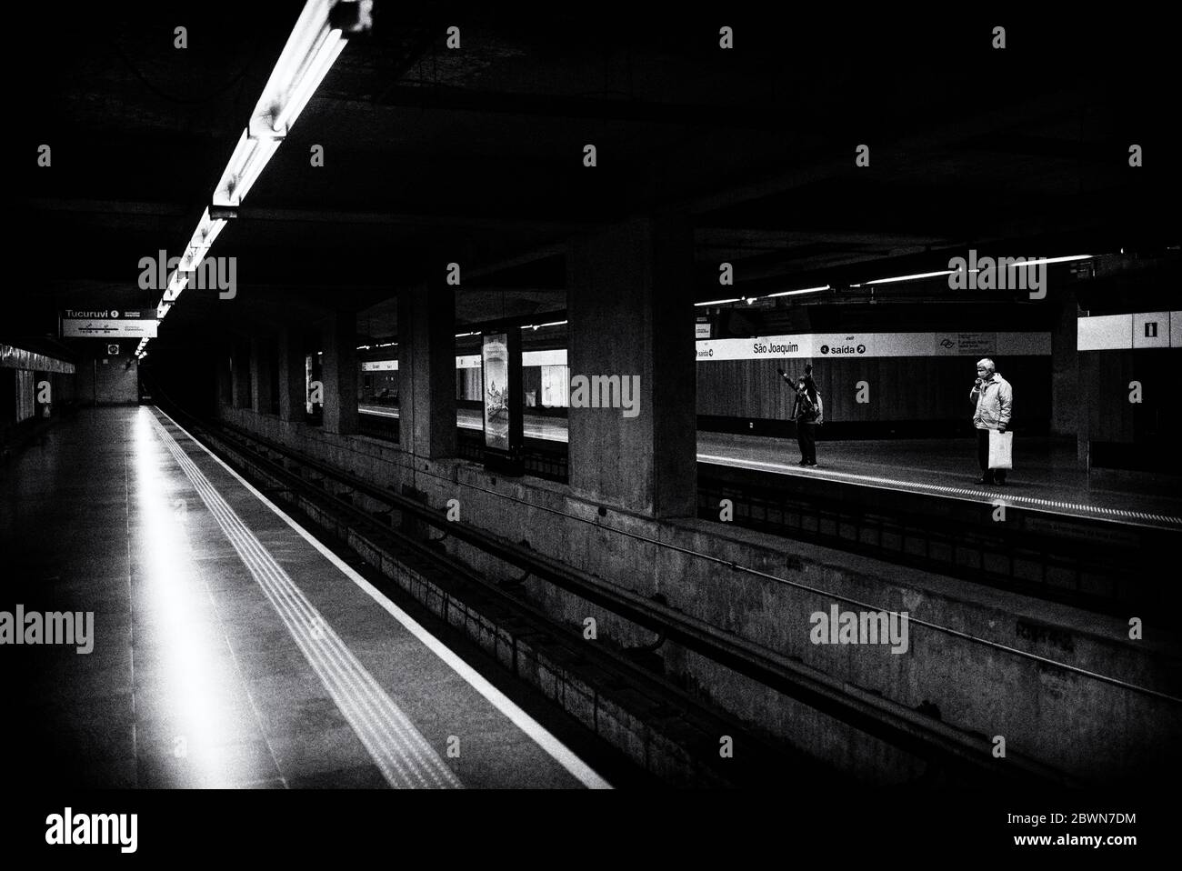 Zwei Personen stehen allein in einer dunklen Station auf Stockfoto