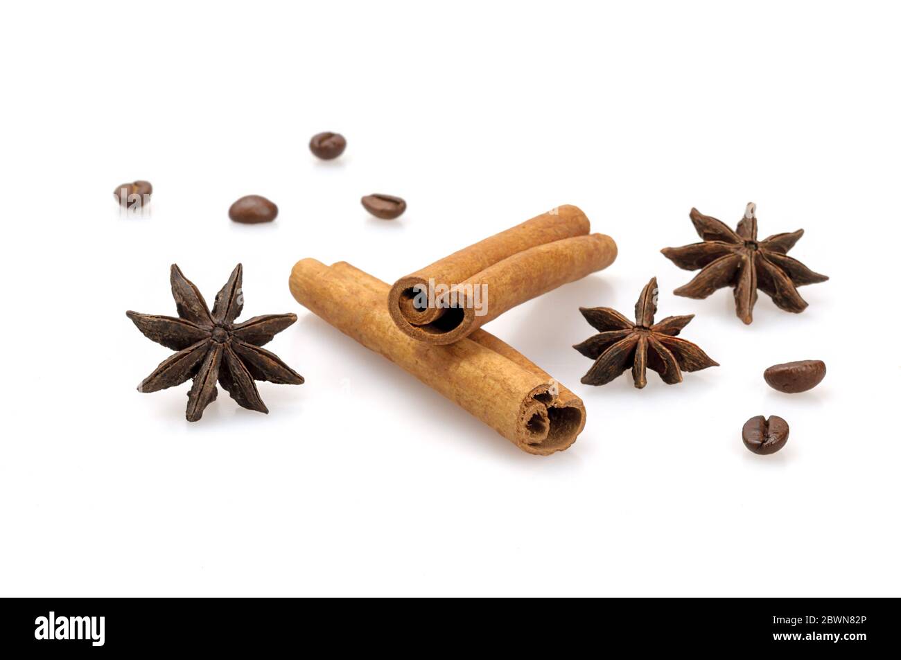 Aromatische Gewürze auf weißem Hintergrund. Zimt, Kaffee und Anis. Stockfoto