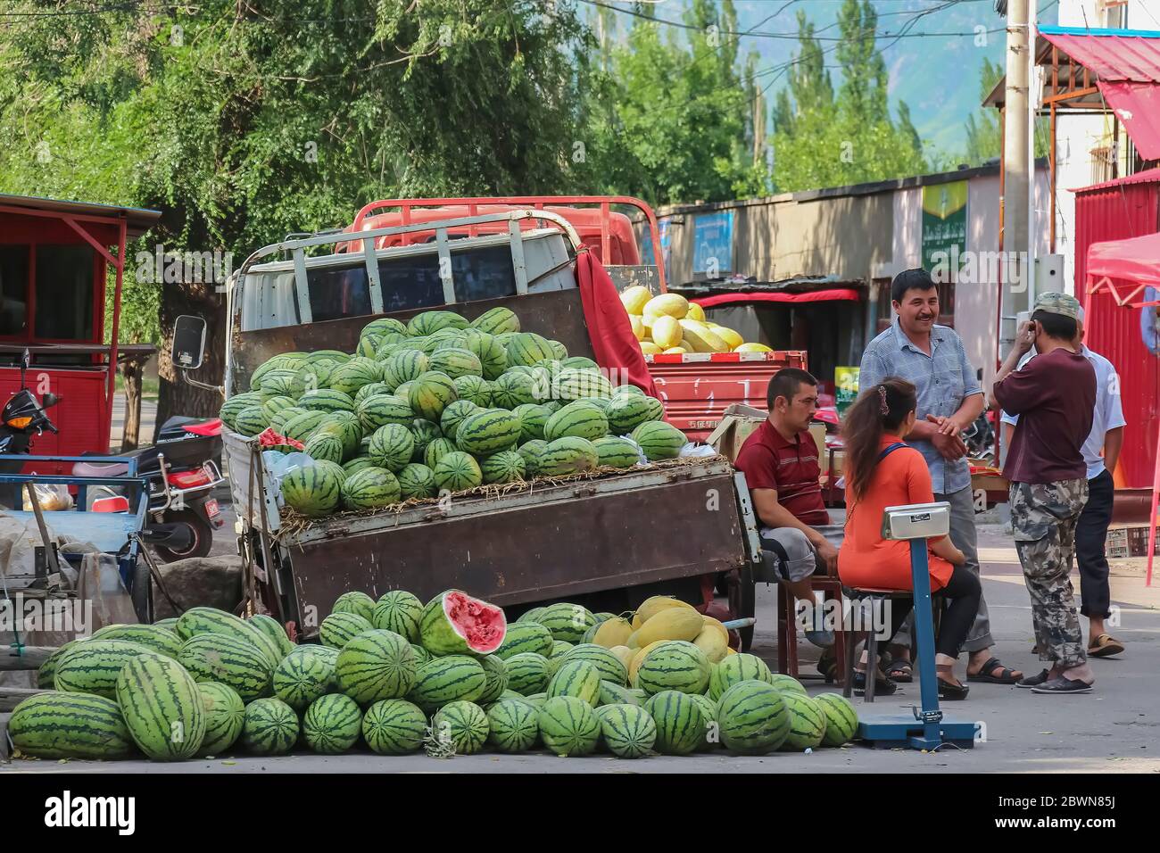 Yining, Xinjiang, China - 13. Juli 2014: Eine LKW-Ladung Wassermelonen an der Straßenecke Stockfoto
