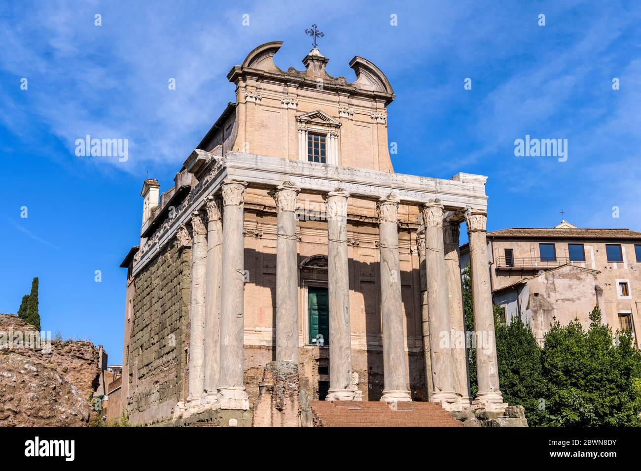 Antiker römischer Tempel - EINE Nahaufnahme des römischen Tempels von Antoninus und Faustina aus dem 2. Jahrhundert im Forum Romanum. Rom, Italien. Stockfoto