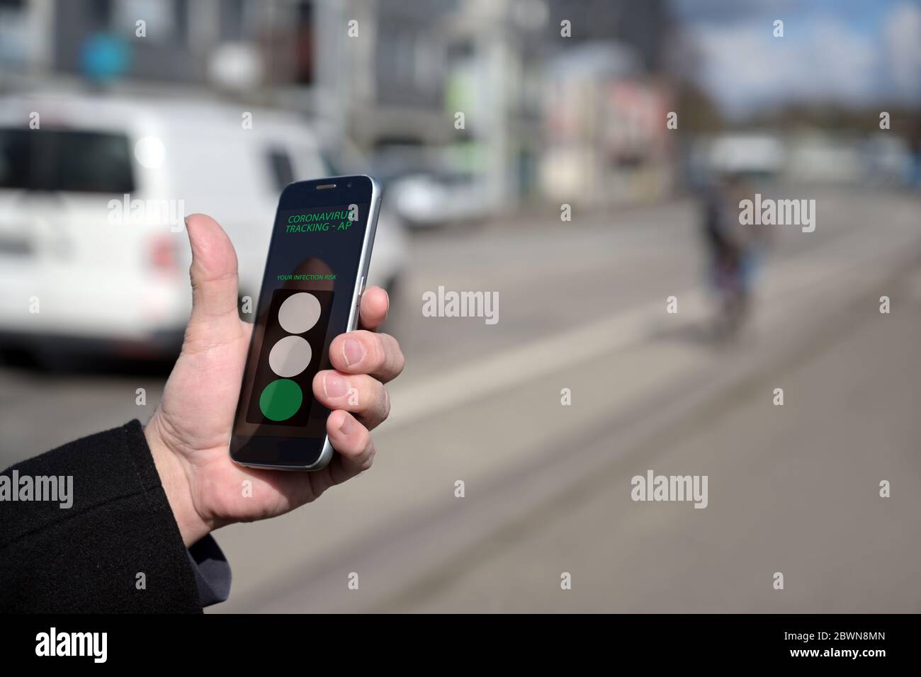 Hand eines Mannes überprüft sein Smartphone mit einem Coronavirus Tracking-App, die Kontakte zwischen Menschen überwacht und zeigt das Risiko einer Infektion, blurr Stockfoto