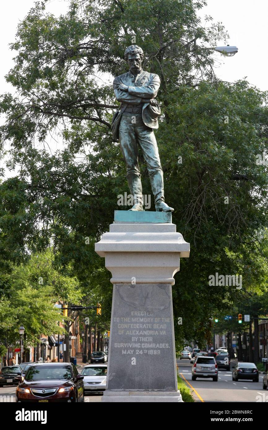 Ein konföderales Denkmal stand an der Kreuzung von Washington und Prince Straßen in Alexandria von 1889 bis 2020. Die Statue trägt den Titel 'Appomattox'. Stockfoto