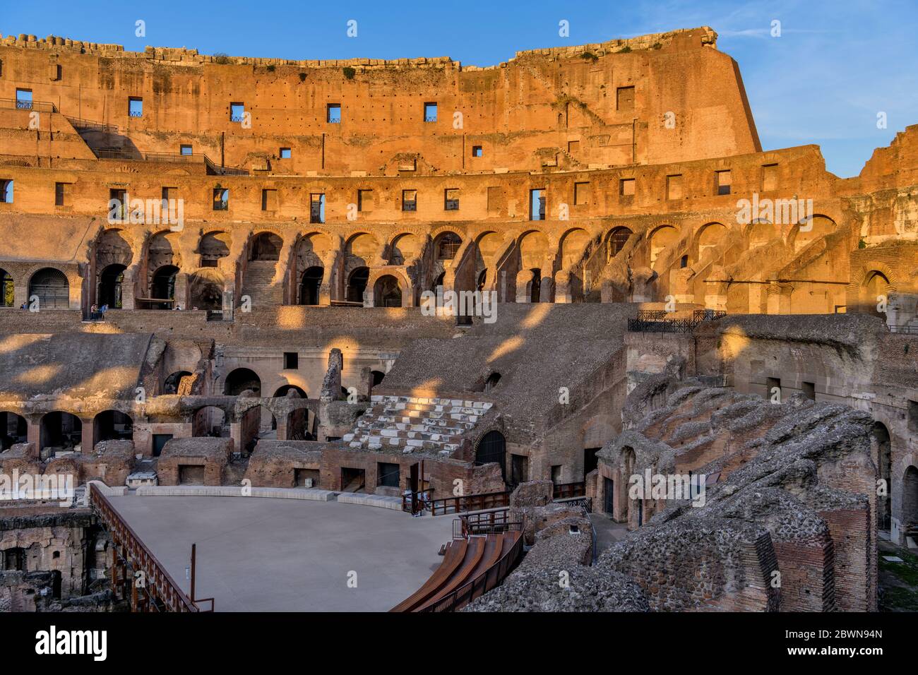 Innenraum des Kolosseums - BLICK auf den Sonnenuntergang über der Arena und den alten hohen Mauern im Inneren des Kolosseums. Rom, Italien. Stockfoto