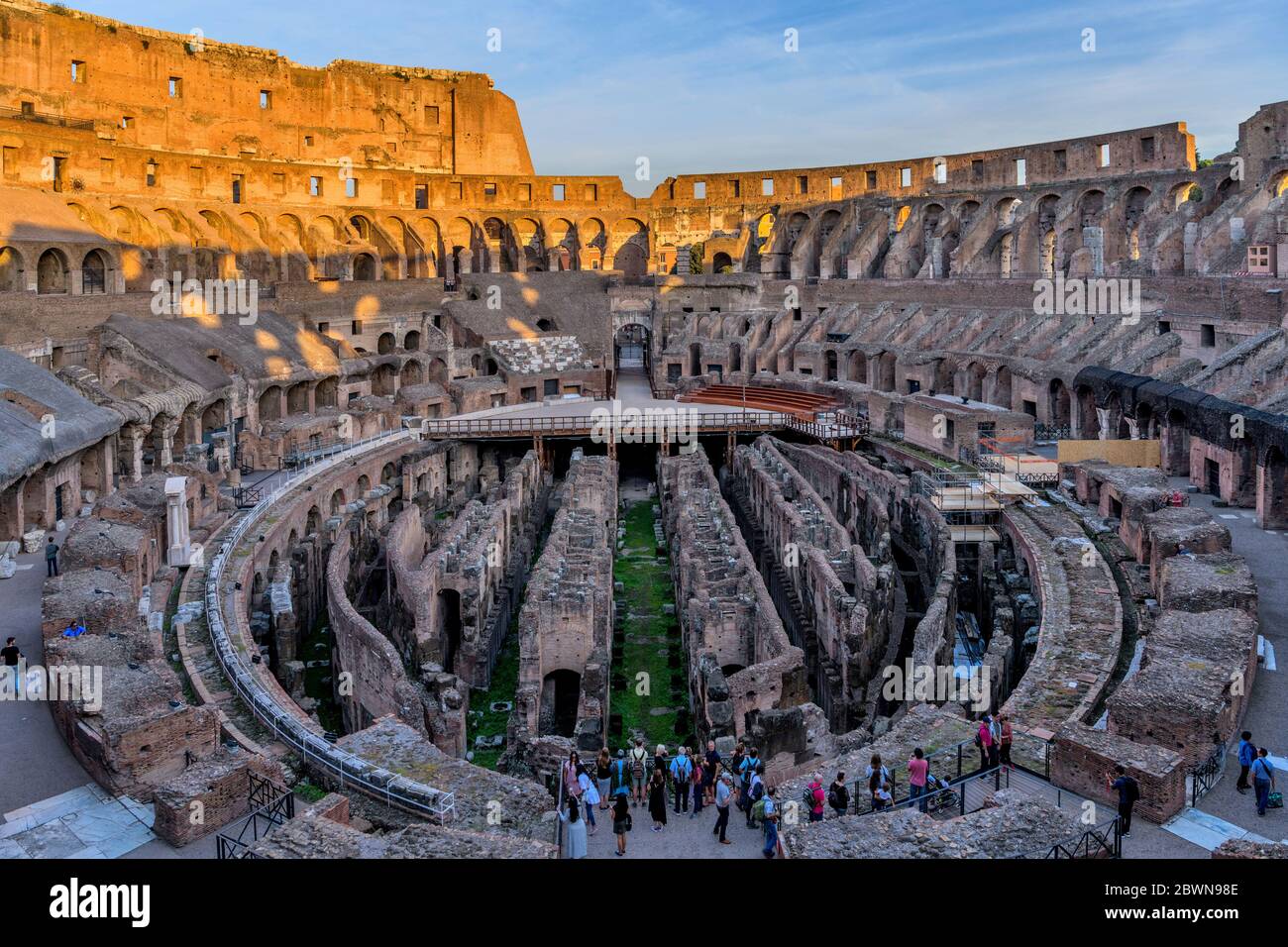 Colosseum Arena - EIN Weitwinkel-Sonnenuntergang Überblick über die Arena und Hypogäum umgeben von alten hohen Mauern im Inneren des Kolosseums. Rom, Italien. Stockfoto