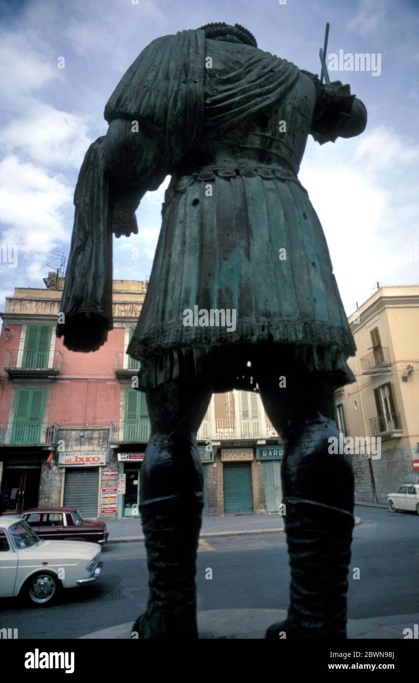 Der Koloss von Barletta, eine große Bronzestatue eines römischen Kaisers, in Barletta, Apulien, Italien, abgebildet im Jahr 1971 Stockfoto