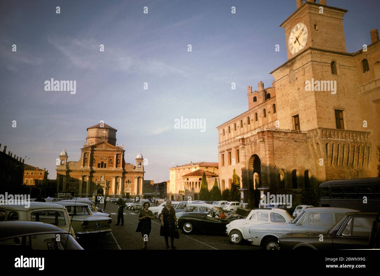 Piazza Martiri mit der Kathedrale am anderen Ende und dem Rathaus in Carpi, Modena, Emilia-Romagna, Italien, abgebildet im Jahr 1966 Stockfoto