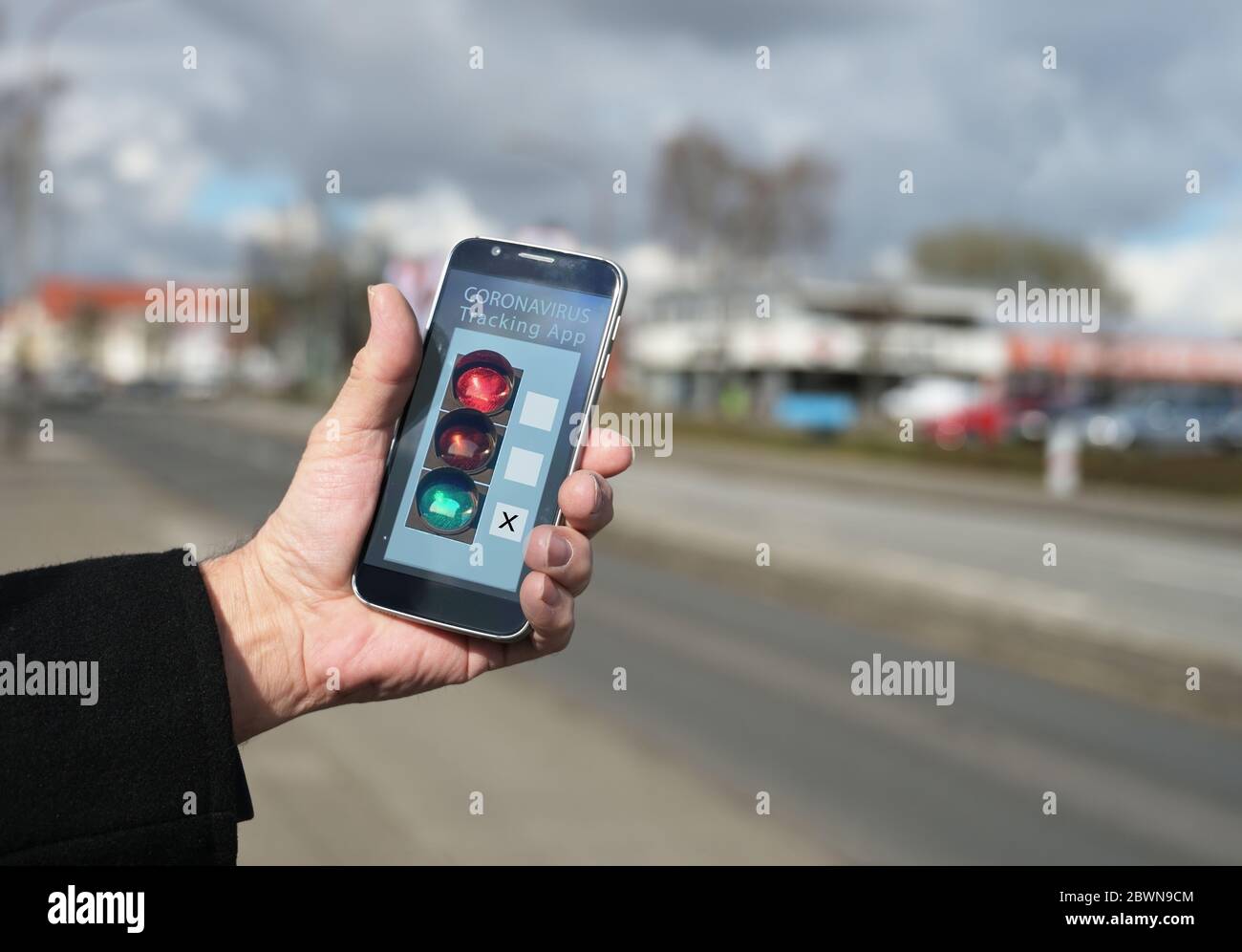 Ältere männliche Hand hält ein Smartphone mit einem Coronavirus Tracking-App, die Kontakte zwischen Menschen überwacht und zeigt das Risiko einer Infektion, blurr Stockfoto