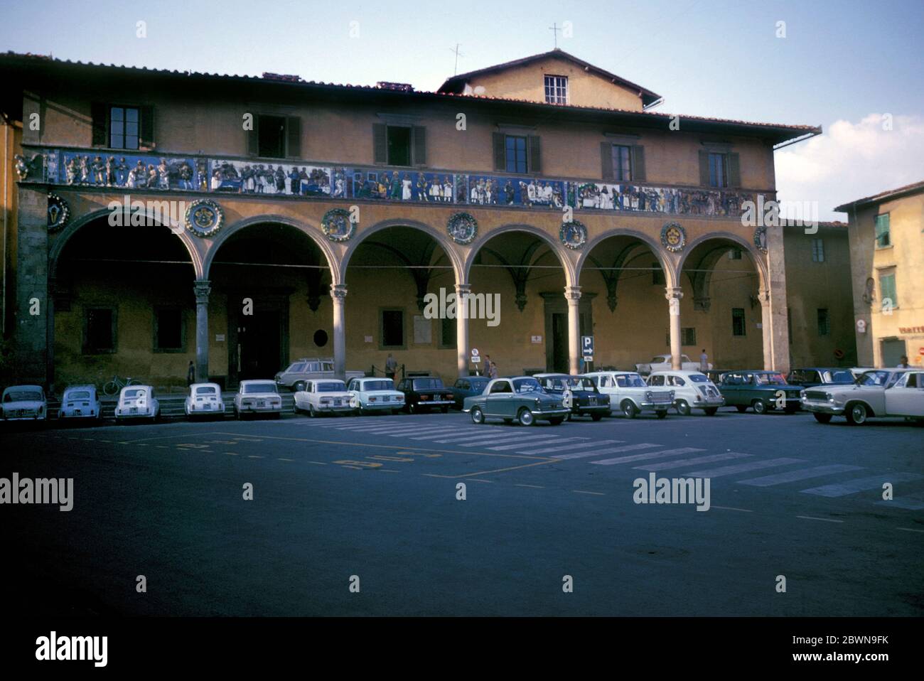 Ospedale del Ceppo in Pistoia, Italien - ein Krankenhaus im Jahr 1277 gegründet. Die Fassade stammt aus dem Jahr 1525 von Bildhauer Santi Buglioni und ist dekoriert und stellt die sieben Werke der Barmherzigkeit. Das Krankenhaus, das hier im Jahr 1966 abgebildet ist. Stockfoto