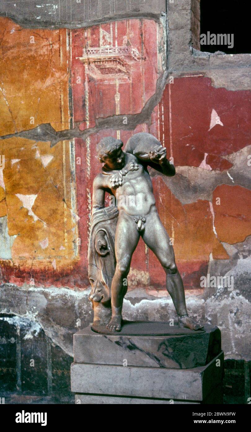 Statue eines Satyr trägt eine Windsack perfekt in erhalten Die antike römische Stadt Pompeji, Italien Stockfoto