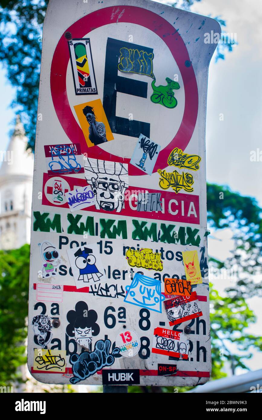 Straßenschild mit Vandalismus Stockfoto