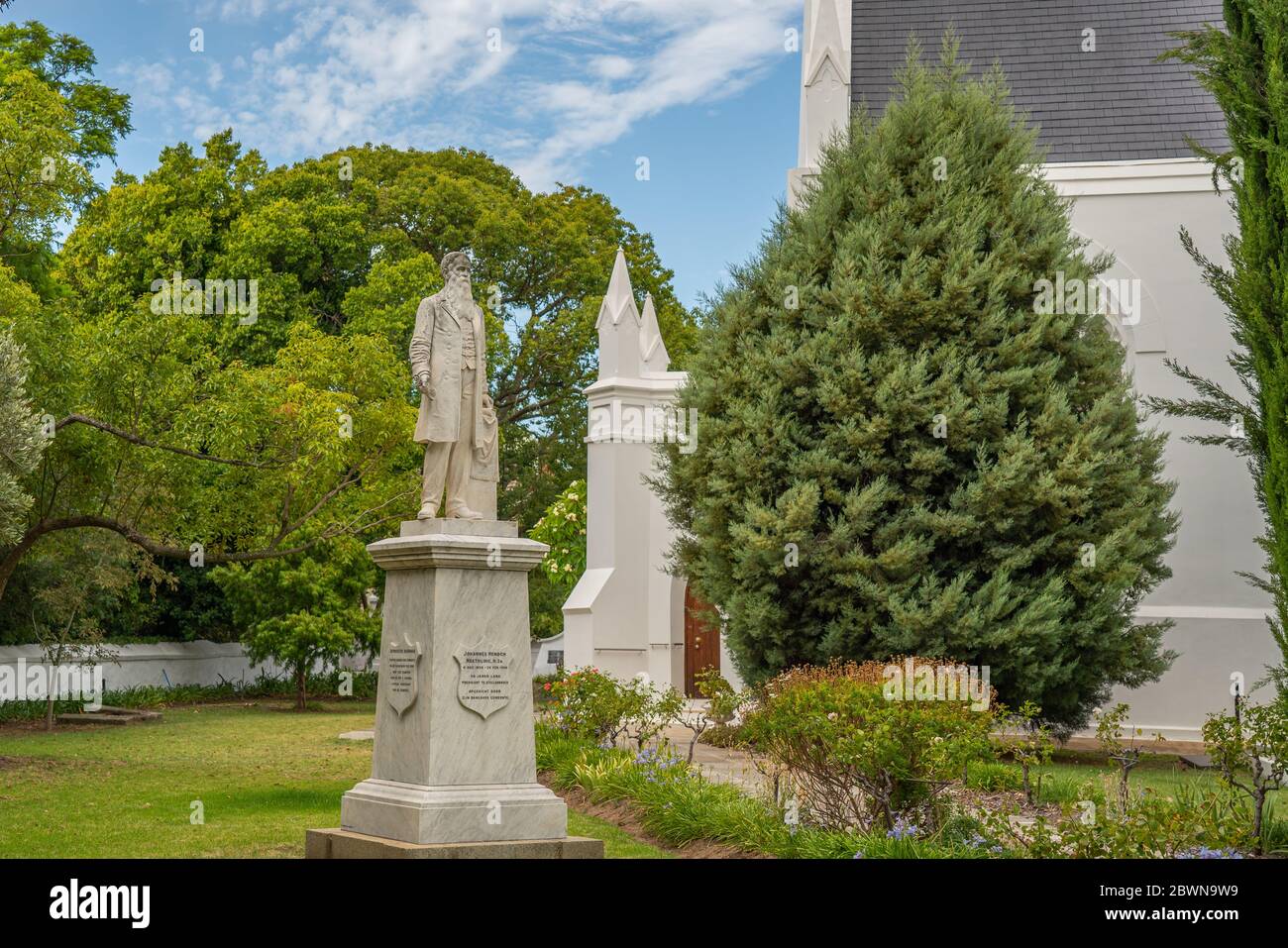 Ansicht der Skulptur von Predikant Neetling an der Mutterkirche von Moederkerk, typisches Beispiel der überlieferten kapholländischen Architektur Stockfoto