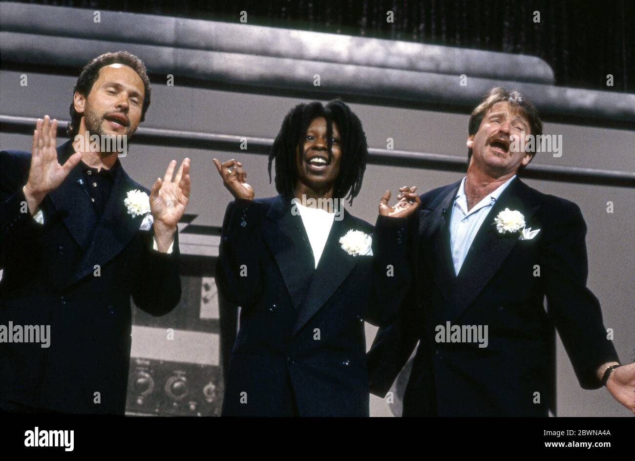 Billy Crystal, Whoopi Goldberg und Robin Williams treten im Universal Amphitheater in Los Angeles für den Comic Relief Benefit im Fernsehen von HBO auf Stockfoto