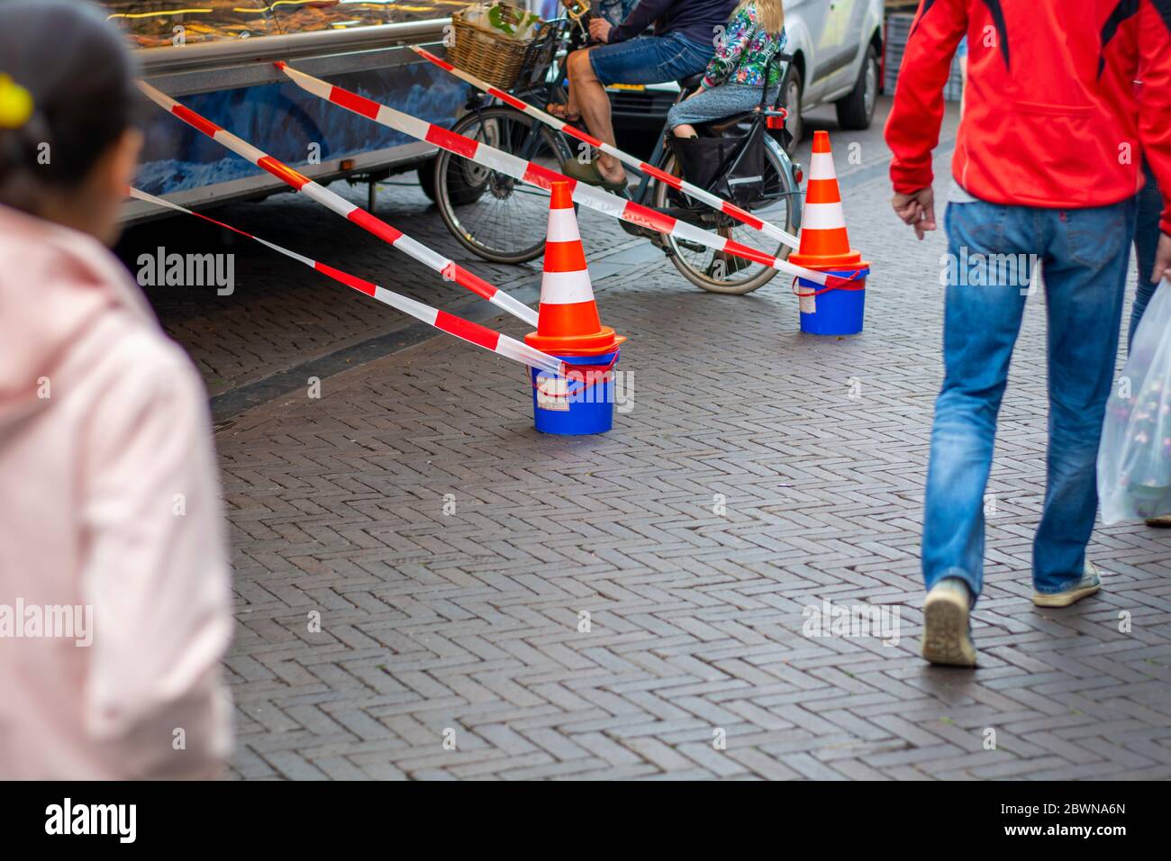 Straßenszene soziale Distanzierung Sicherheitsmaßnahmen auf dem lokalen Lebensmittelmarkt während Coronavirus Covid-19. Die Personen können getrennt in der Warteschlange warten. Bauern. Stockfoto Straßenszene soziale Distanzierung Sicherheitsmaßnahmen auf dem lokalen Lebensmittelmarkt während Coronavirus Covid-19. Die Personen können getrennt in der Warteschlange warten. Bauern. Stockfoto