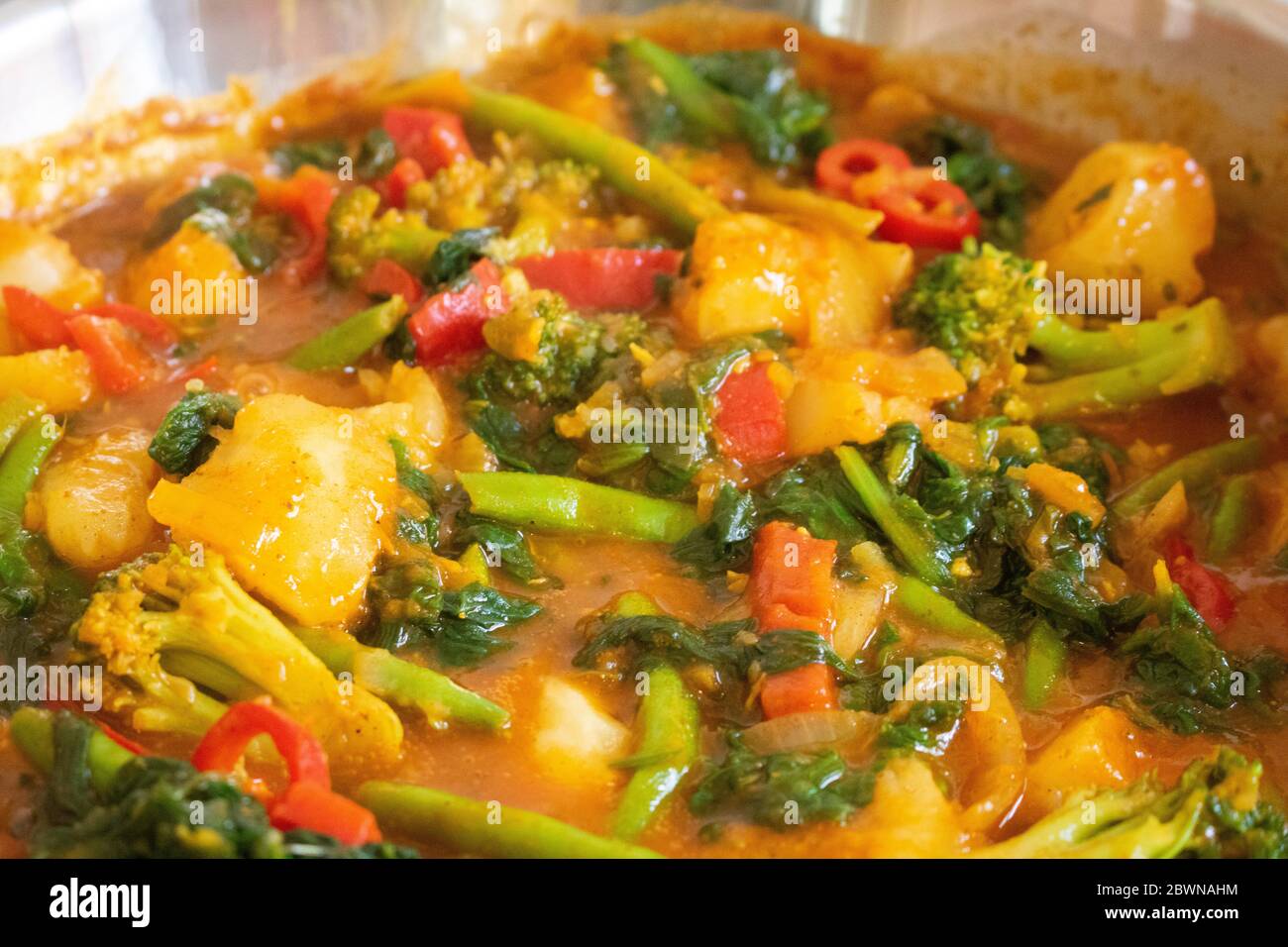 Huhn und Gemüse Curry in der Pfanne gekocht Stockfoto