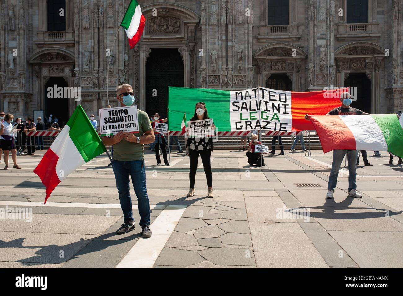 Auf dem Platz ist eine italienische Flagge mit den Zitaten "Danke Matteo Salvini - die Liga" ausgestellt.die Liga (Lega), die Brüder von Italien (Fratelli d'Italia) und Forza Italia versammelten sich auf dem Mailänder Domplatz, um den Tag der Republik (Festa della Repubblica) zu feiern. Im Lichte der Covid-19 Emergency respektierten die Menschen die soziale Distanz, während sie die Maßnahmen der nationalen Regierung feierten und protestierten. Linke Seitenbewegungen widersetzten sich der Feier. Stockfoto