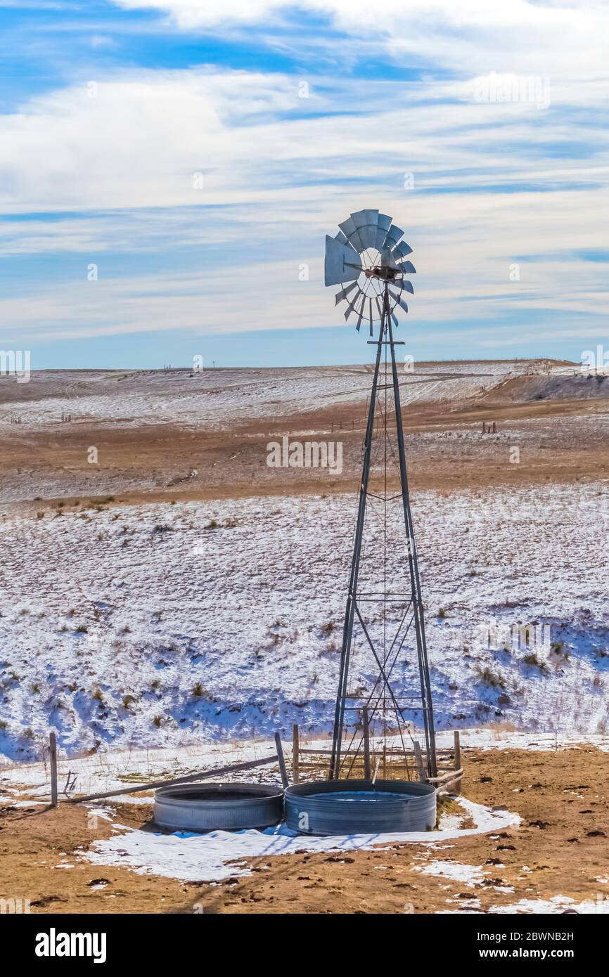 Windmühle, die Wasser aus dem Ogallala-Aquifer für Rinder auf dem Gebiet in den Sandhügeln von Nebraska, USA pumpt Stockfoto