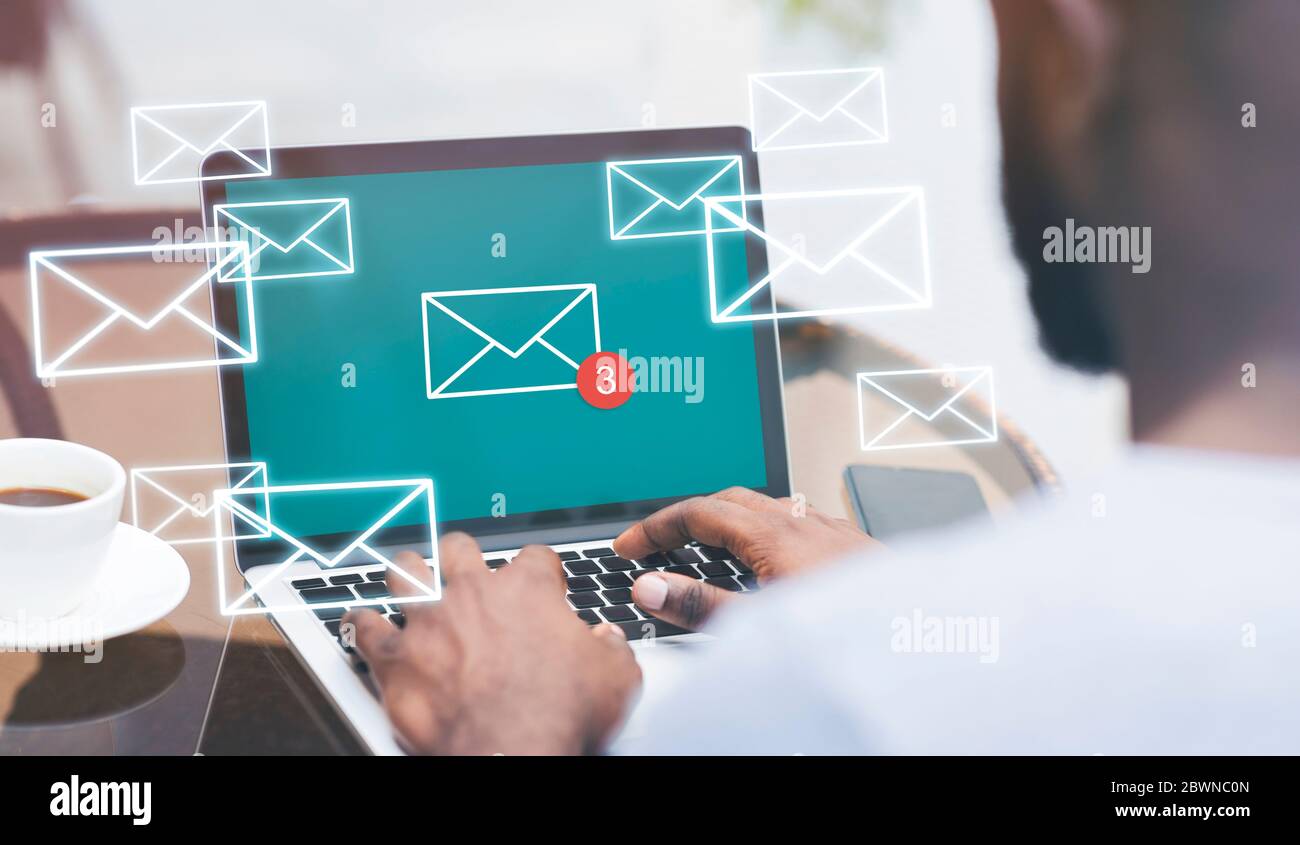 Kreative Collage Von Unerkennbarem Schwarzen Mann, Der E-Mails Im Posteingang Im Cafe Überprüft, Das Briefumschlagsymbol Auf Dem Bildschirm Anschaut Stockfoto