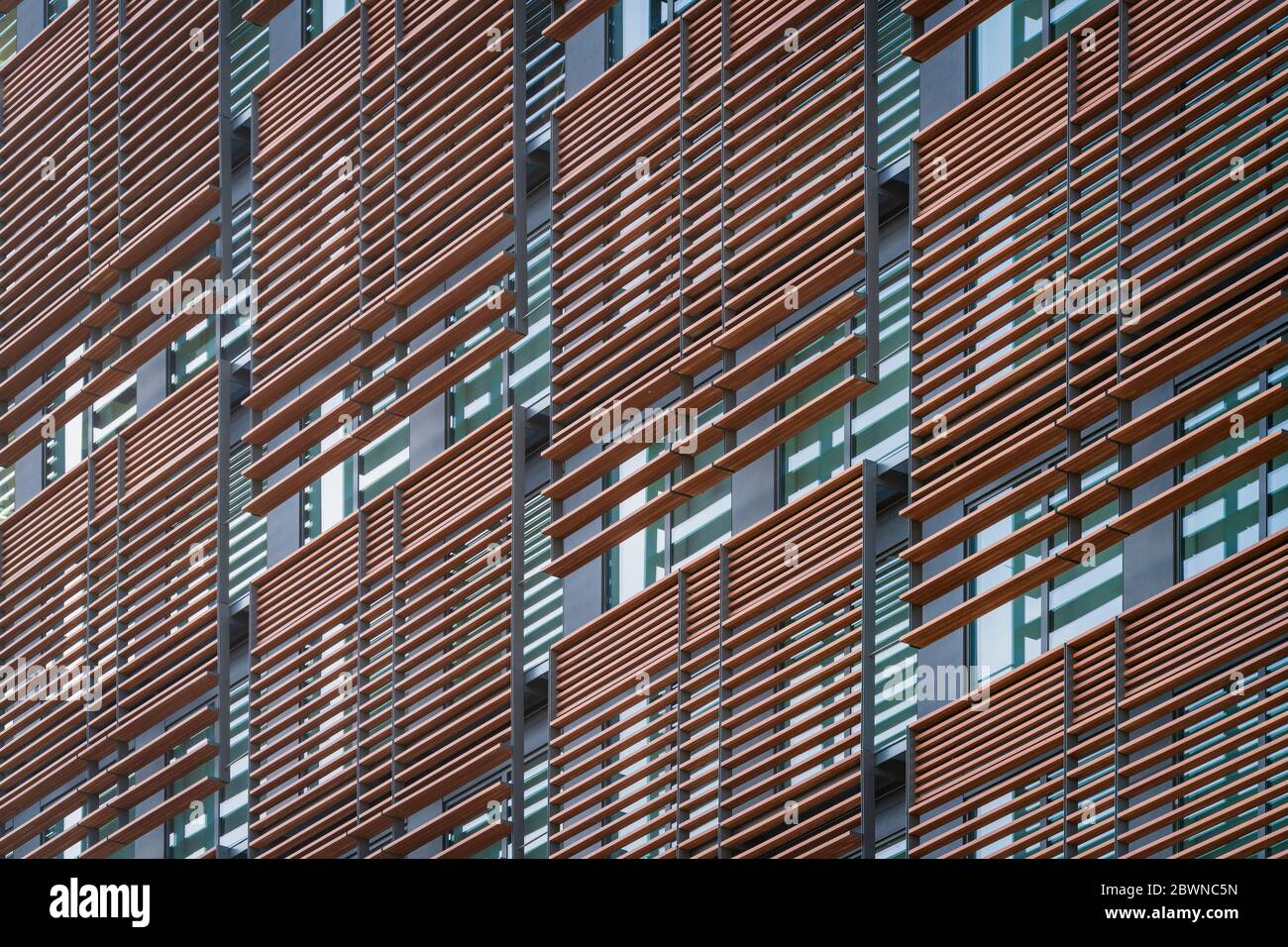 Geometrische Fassade eines minimalistischen Gebäudes am Nachmittag Stockfoto