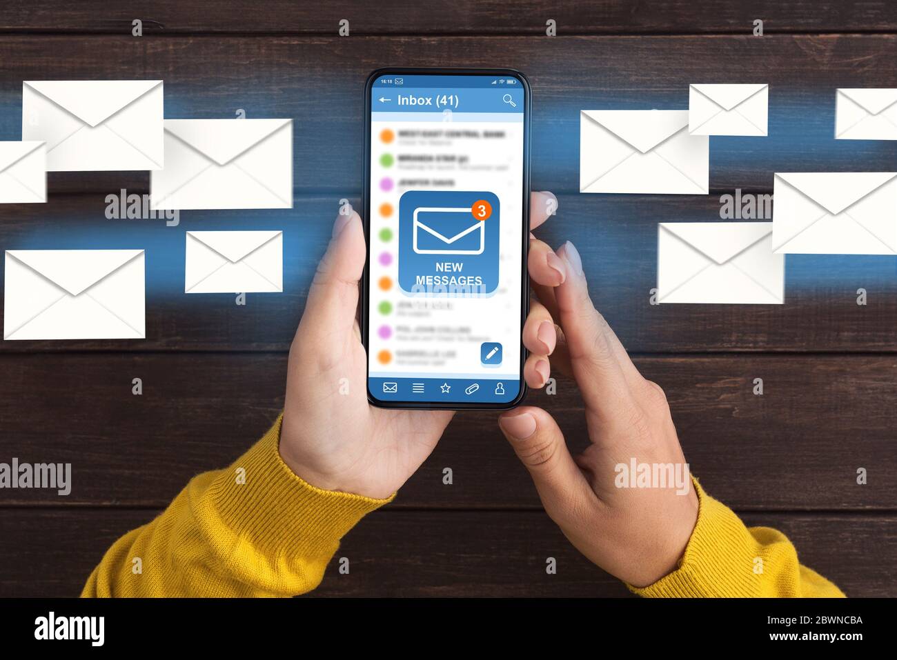 Newsletter. Kreative Collage Von Smartphone Mit Neuen E-Mail-Nachrichten Benachrichtigung Auf Dem Bildschirm In Weiblichen Händen Mit Illustrierten Kuvertsymbolen Um Stockfoto