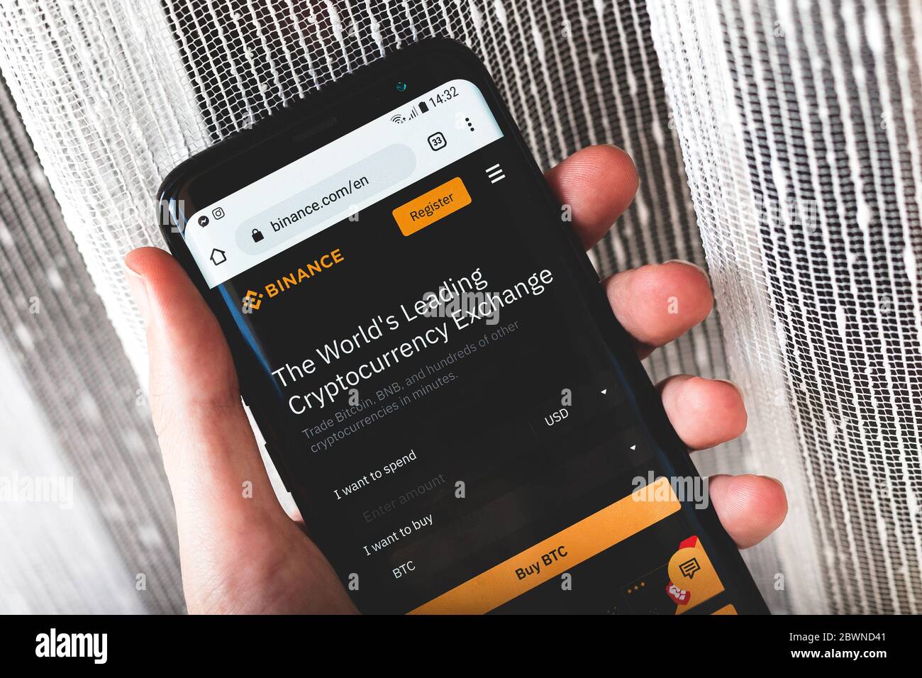 Binance Kryptowährung Exchange Website-Schnittstelle auf einem Smartphone in der Hand gehalten Nahaufnahme Crypto Currency Day Trading Web App Service Hauptseite Stockfoto