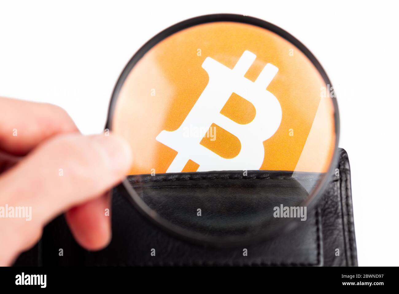 Genauerer Blick auf Bitcoin-Logo, Symbol in einer Brieftasche, Mann, der BTC-Kryptowährung untersucht, Lupe in der Hand. Kryptowährungsbörsen, digitale Speicherung Stockfoto