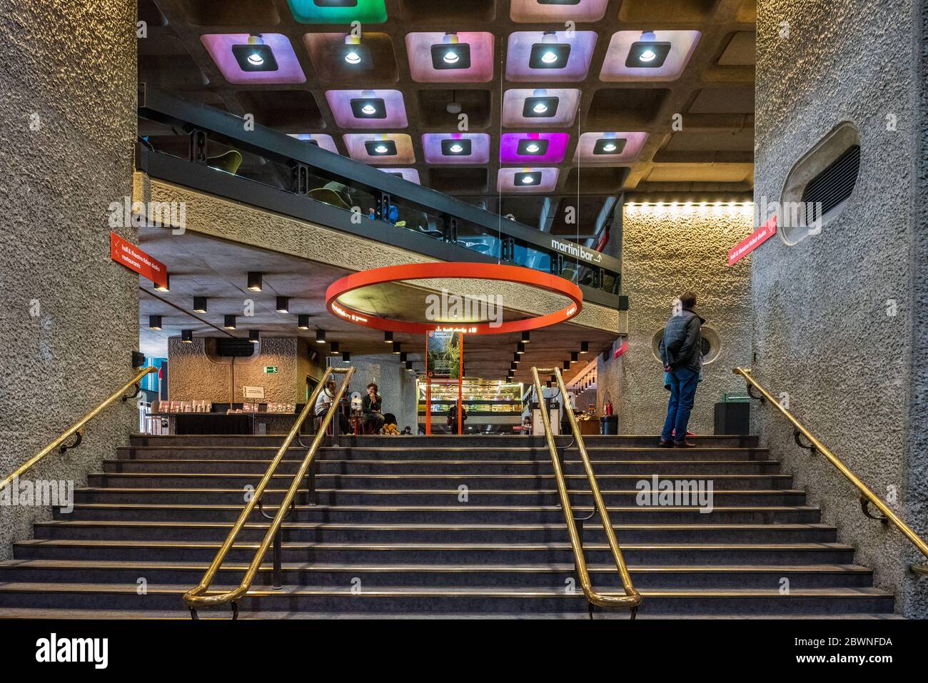 Barbican Center Interior Design. Das Barbican ist ein brutalistisches Anwesen im Herzen der City of London. Architekten Chamberlin, Powell und Bon. Stockfoto