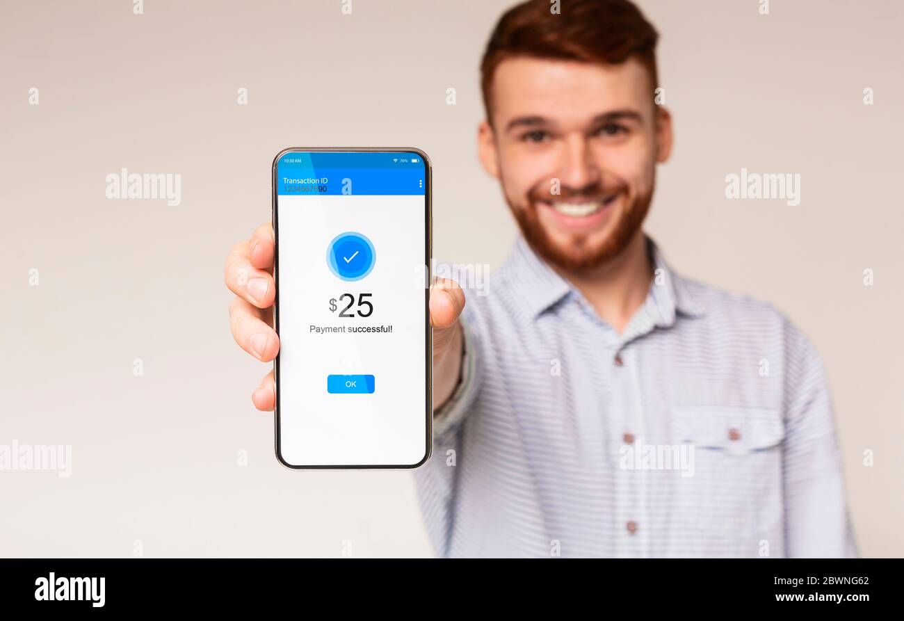 Mobile Zahlung. Smartphone mit Geldtransfer-Bestätigungsnachricht auf dem Bildschirm in Händen des jungen Mannes, selektiver Fokus, Collage Stockfoto