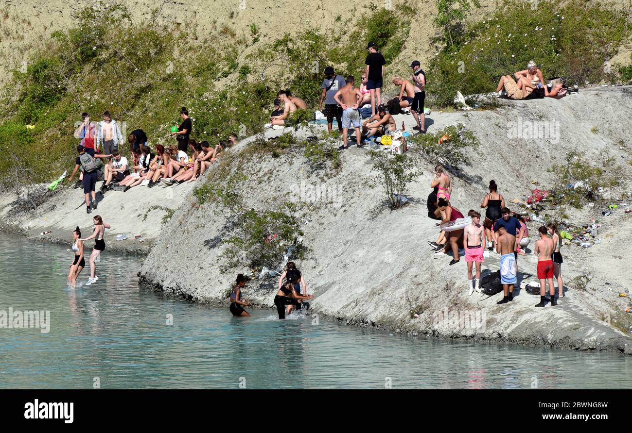 Shadwell Quarry, Love Wenlock, Shropshire. Juni 2020. Hunderte von jungen Menschen und ihre Familien, die während der Pandemie in der „Blauen Lagune“, einem stillgelegten Kalksteinbruch in der Nähe von Much Wenlock, baden und schwimmen. Die Polizei hat eine Sicherheitswarnung ausgegeben, nachdem zwei Menschen letzte Woche aus dem stillgelegten Shropshire-Steinbruch gerettet wurden, aber sie waren noch heute in Schwärme. Stockfoto