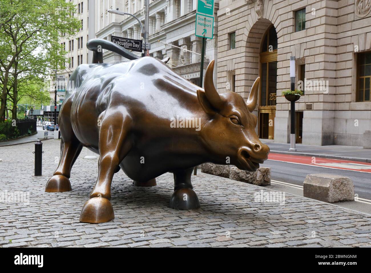 Charging Bull von Arturo Di Modica. Eine Bronzeskulptur, die die Wall Street darstellt, befindet sich in Bowling Green, Manhattan, New York. Keine Menschen Stockfoto