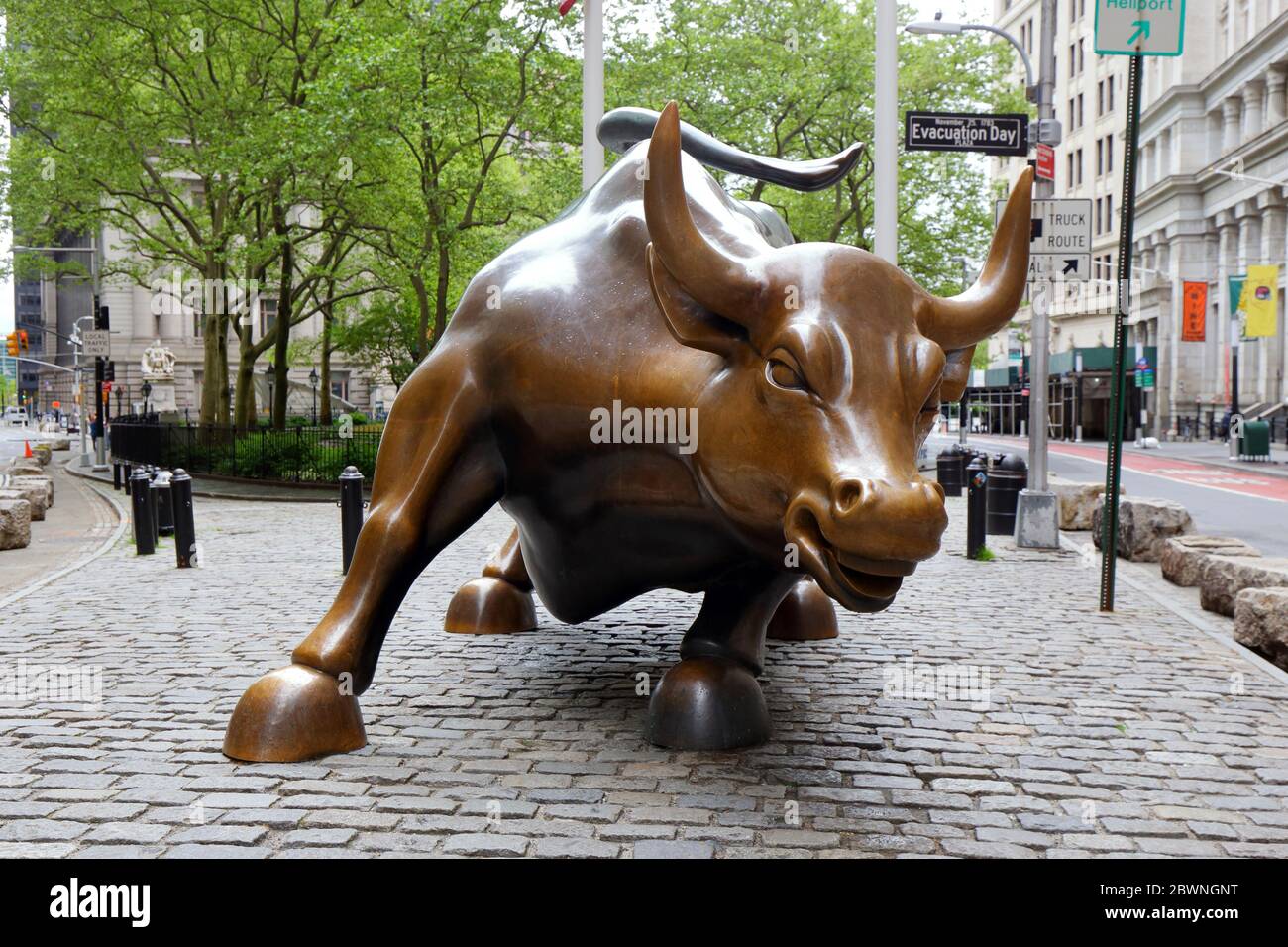 Charging Bull von Arturo Di Modica. Eine Bronzeskulptur, die die Wall Street darstellt, befindet sich in Bowling Green, Manhattan, New York. Keine Menschen Stockfoto