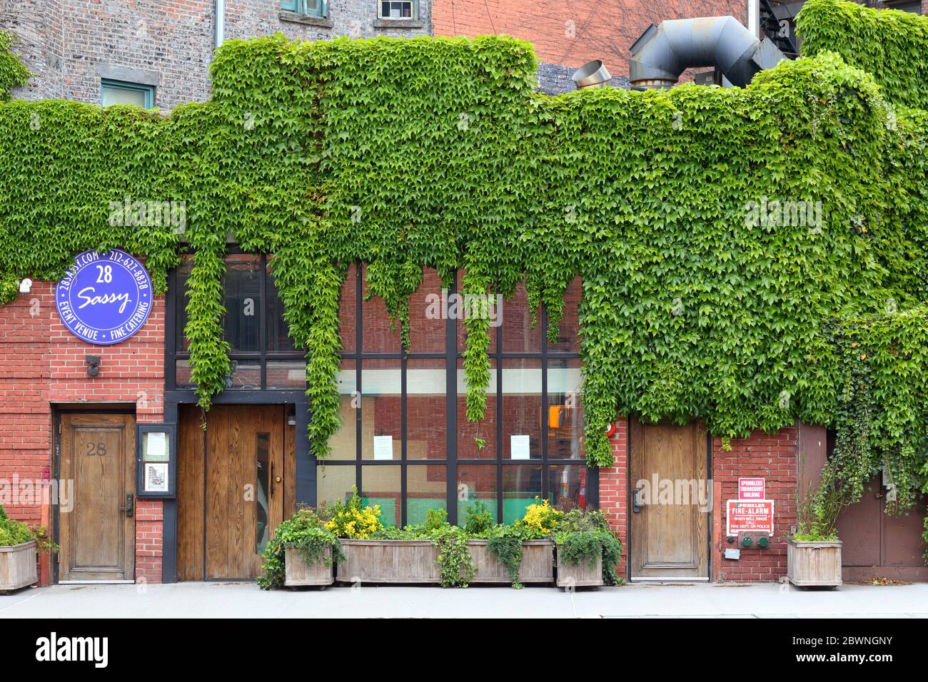 28 Sassy, 28 7th Ave S, New York, NY. Außenfassade eines Veranstaltungsraums im Stadtteil Greenwich Village in Manhattan. Stockfoto